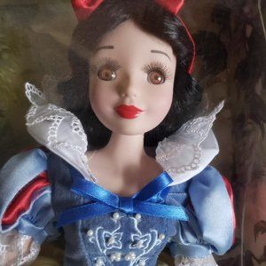 2002 Disney Princess SNOW WHITE 16 " Porcelain Keepsake Doll